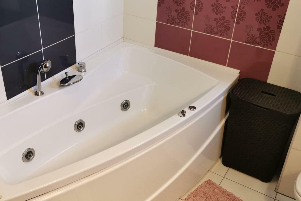 אורדאה Luxury Apartment With Two Bedrooms And Large Living Room, 100 Square Meters, City Center מראה חיצוני תמונה
